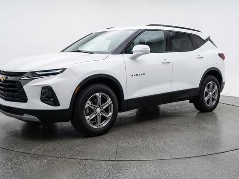 Used 2025 Chevrolet Blazer LT image 3