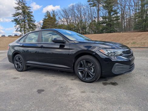 Used 2023 Volkswagen Jetta SE image 2