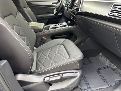 Used 2025 Volkswagen Atlas Cross Sport SE FWD image 44