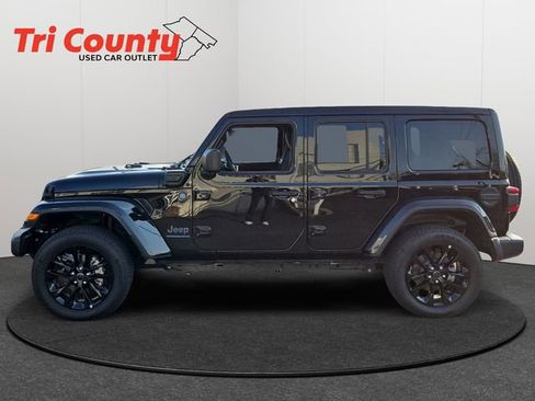 Used 2025 Jeep Wrangler Unlimited Sahara w/ Safety Group image 5