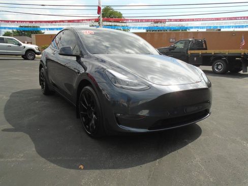 Used 2024 Tesla Model Y Long Range AWD/4WD image 4