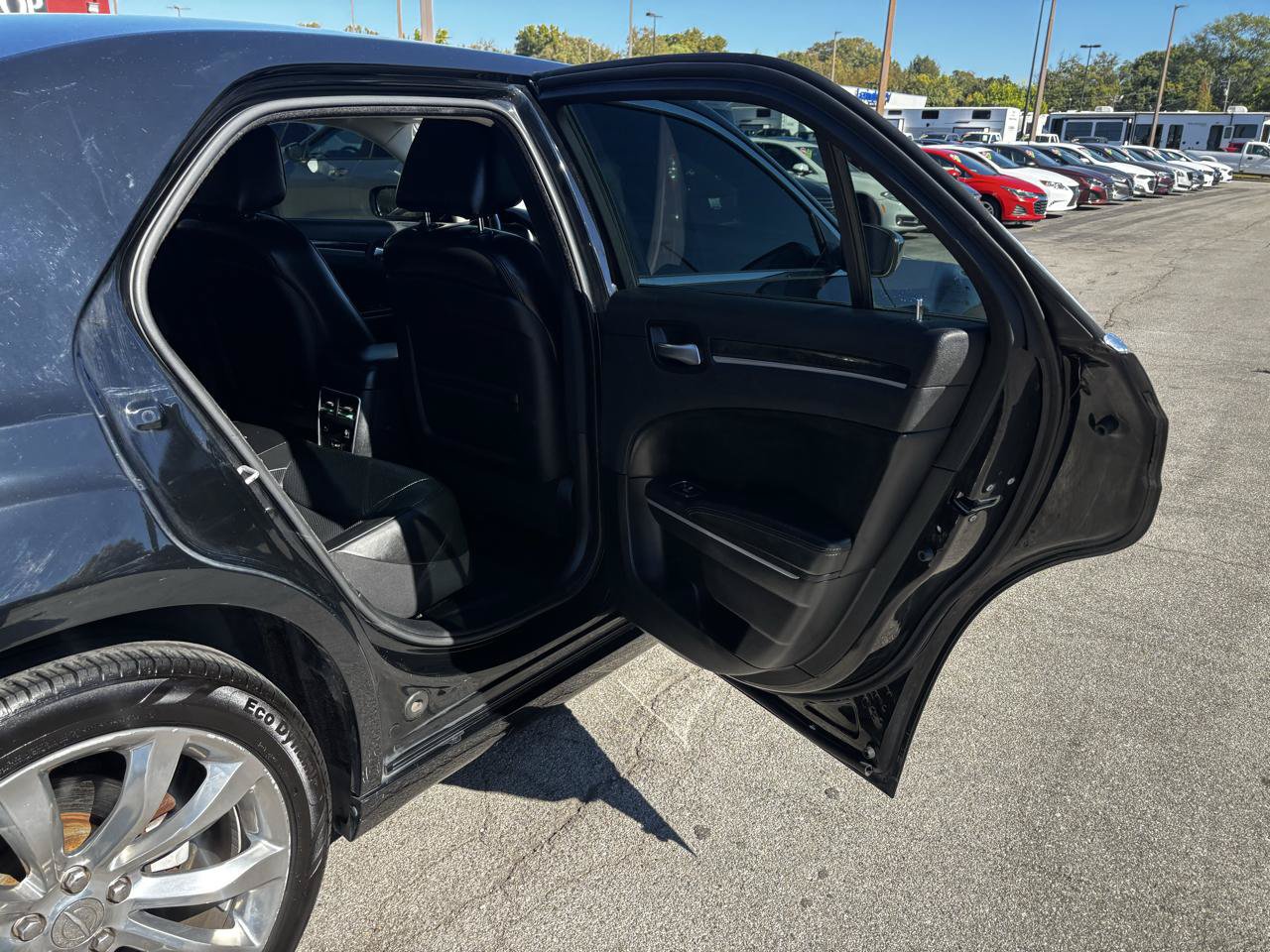 Used 2019 Chrysler 300 Limited RWD image 11