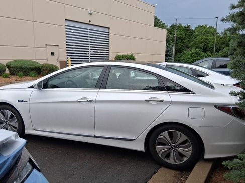 Used 2014 Hyundai Sonata Limited w/ Panoramic Sunroof Package 02 FWD image 2