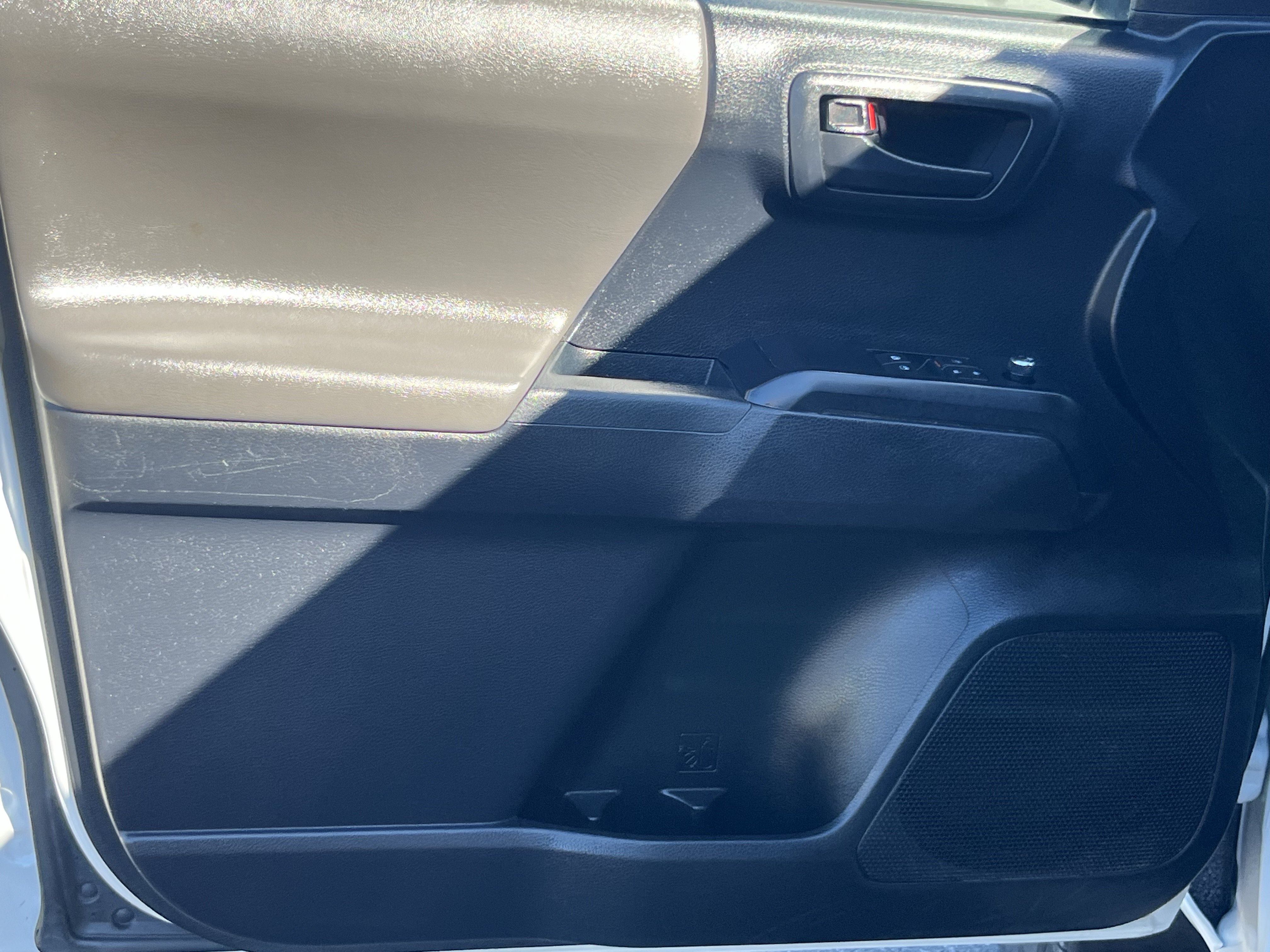 Used 2018 Toyota Tacoma SR AWD/4WD image 18