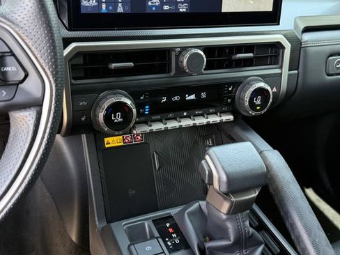Used 2025 Toyota 4Runner Limited AWD/4WD image 23