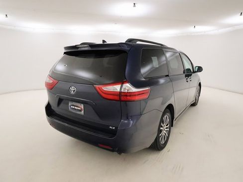 Used 2018 Toyota Sienna XLE w/ Carpet Mat Package image 3