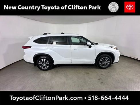 Used 2023 Toyota Highlander XLE AWD/4WD image 2
