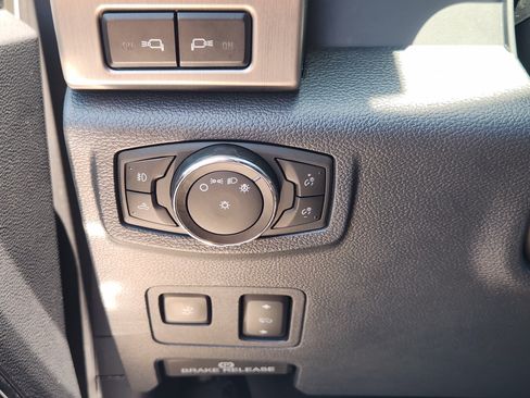 Used 2022 Ford F250 Platinum w/ FX4 Off-Road Package AWD/4WD image 22