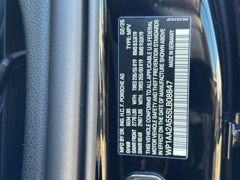 Certified 2025 Porsche Macan image 35