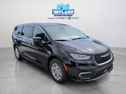 New 2026 Chrysler Pacifica Select