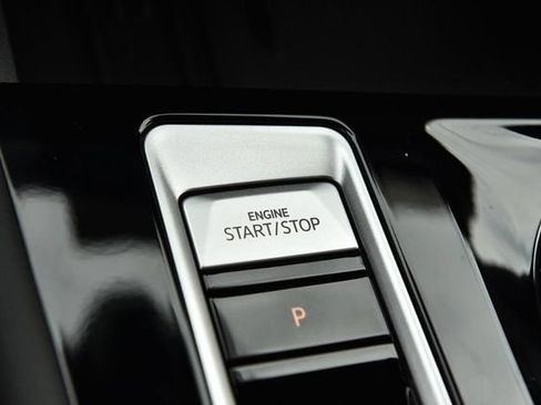 Used 2025 Volkswagen Atlas Cross Sport SE w/ Panoramic Sunroof Package FWD image 17