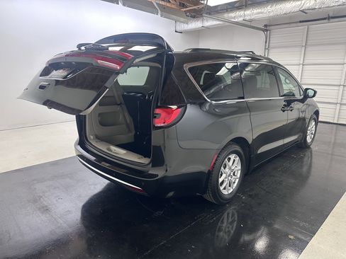 Used 2022 Chrysler Pacifica Touring-L image 35