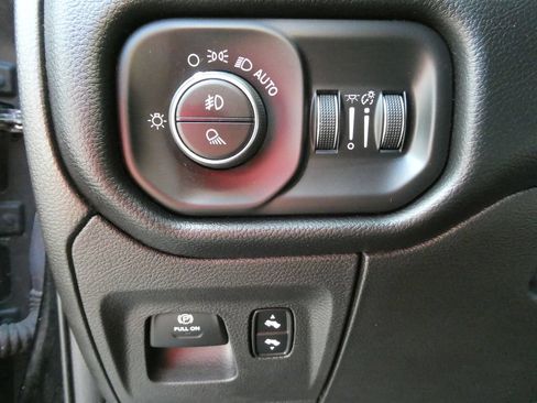 Used 2019 RAM 1500 Laramie AWD/4WD image 26