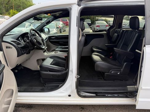 Used 2017 Dodge Grand Caravan SXT image 14