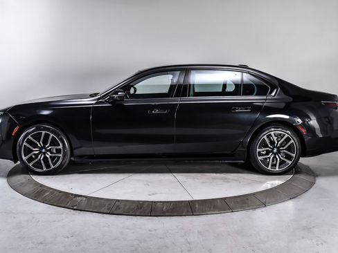 Used 2023 BMW i7 xDrive60 AWD/4WD image 3