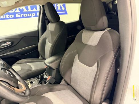 Used 2016 Jeep Cherokee Sport image 38