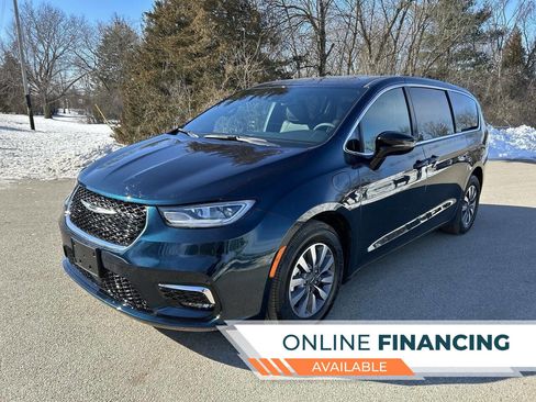 Used 2025 Chrysler Pacifica Select image 1