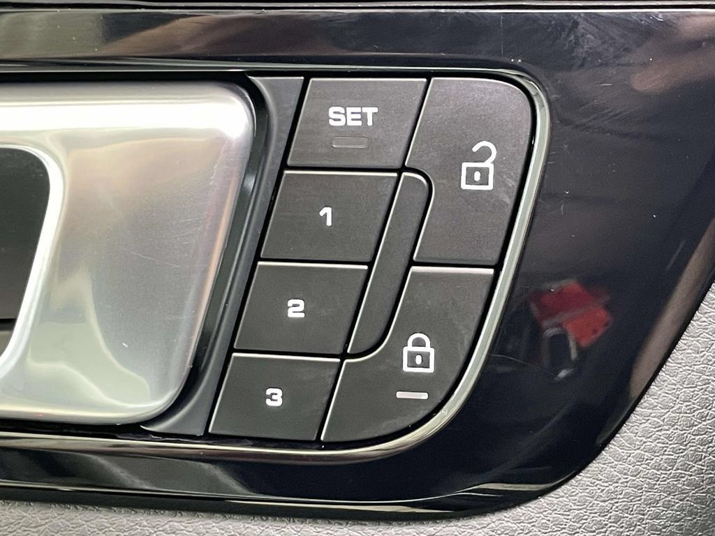Certified 2023 Porsche Cayenne AWD/4WD image 35