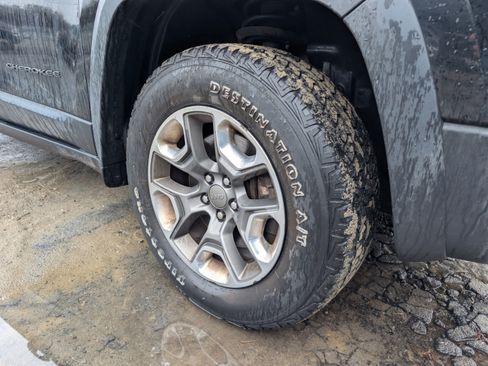 Used 2019 Jeep Cherokee Trailhawk w/ Cold Weather Group image 9