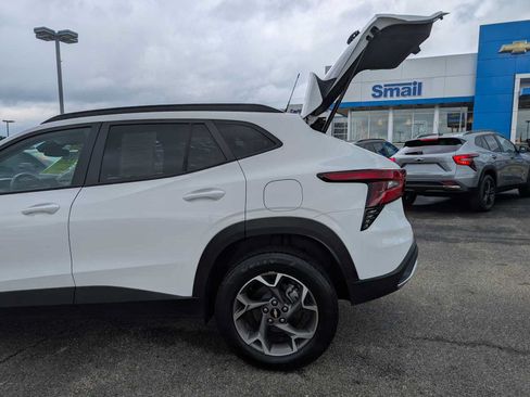 Used 2024 Chevrolet Trax LT w/ Sunroof Package FWD image 11
