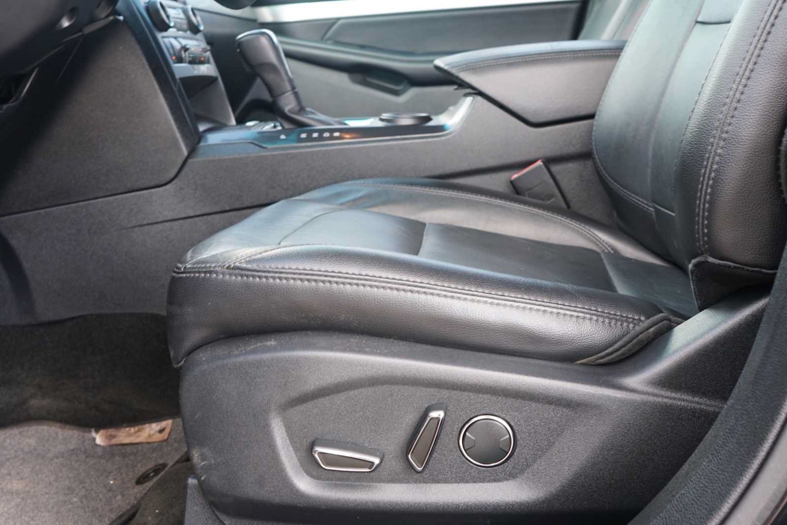 Used 2017 Ford Explorer XLT w/ Equipment Group 202A FWD image 18