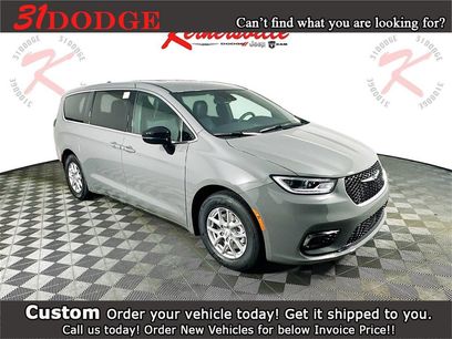 New 2025 Chrysler Pacifica Select w/ Uconnect Theater Family Group