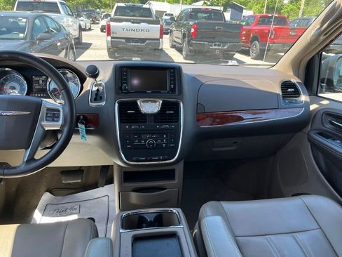 Used 2013 Chrysler Town & Country Touring FWD image 12