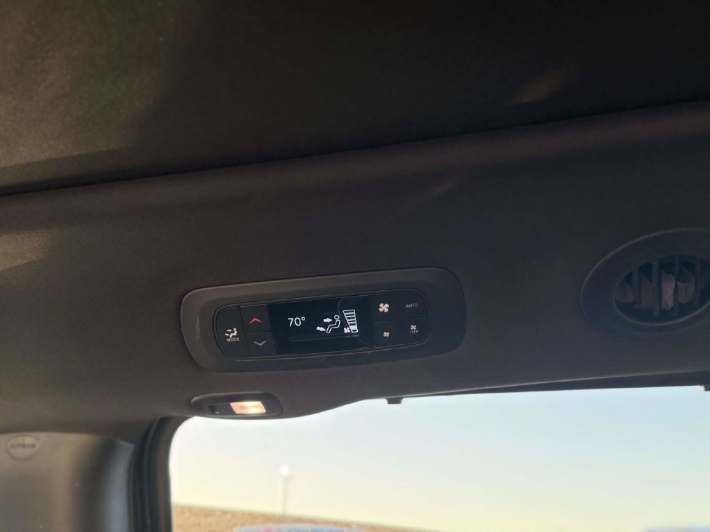 Used 2025 Chrysler Pacifica Limited FWD image 17