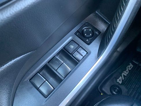 Used 2021 Toyota RAV4 XLE Premium image 23