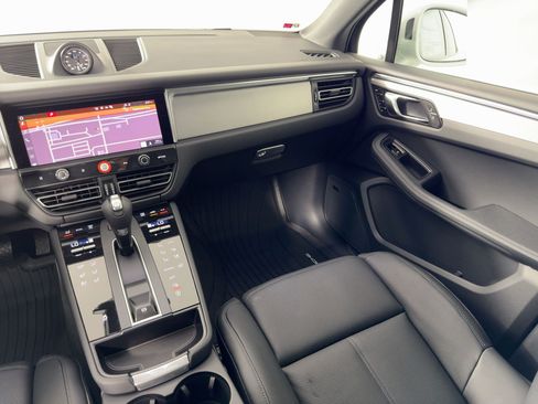 Certified 2026 Porsche Macan AWD/4WD image 28