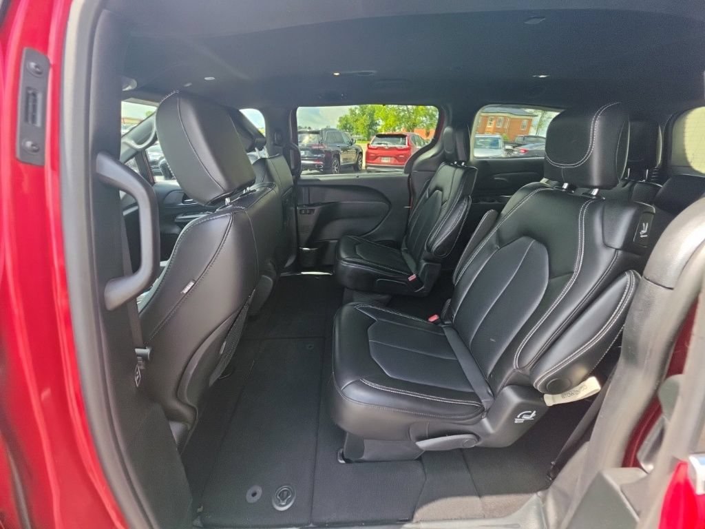 Used 2025 Chrysler Pacifica Select FWD image 22