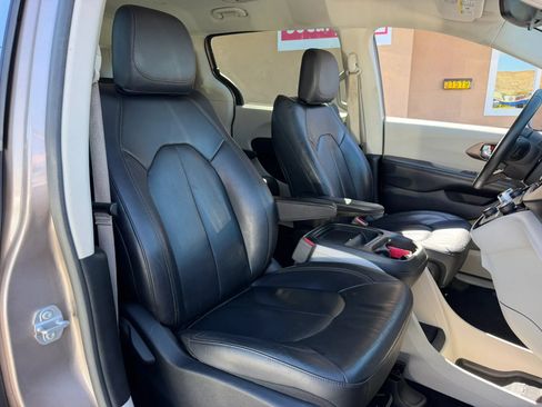 Used 2017 Chrysler Pacifica Touring-L w/ Tire & Wheel Group FWD image 20