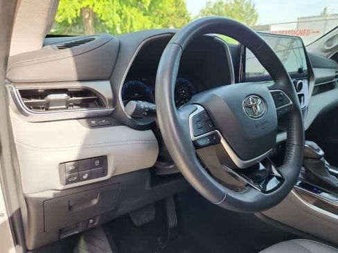 Used 2023 Toyota Highlander Limited FWD image 10