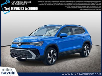 Used 2025 Volkswagen Taos SE w/ Panoramic Sunroof Package