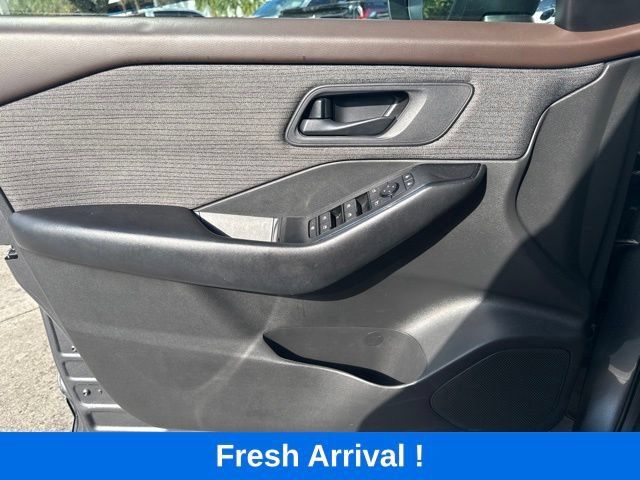 Used 2023 Nissan Rogue S FWD image 12