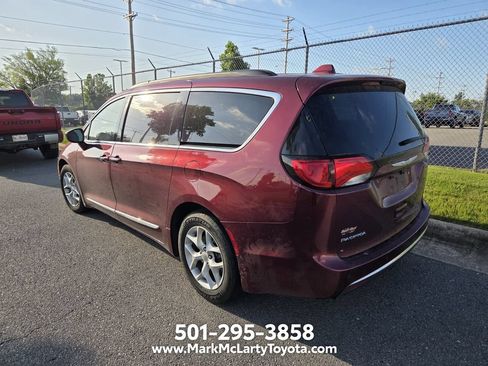 Used 2017 Chrysler Pacifica Touring-L FWD image 9