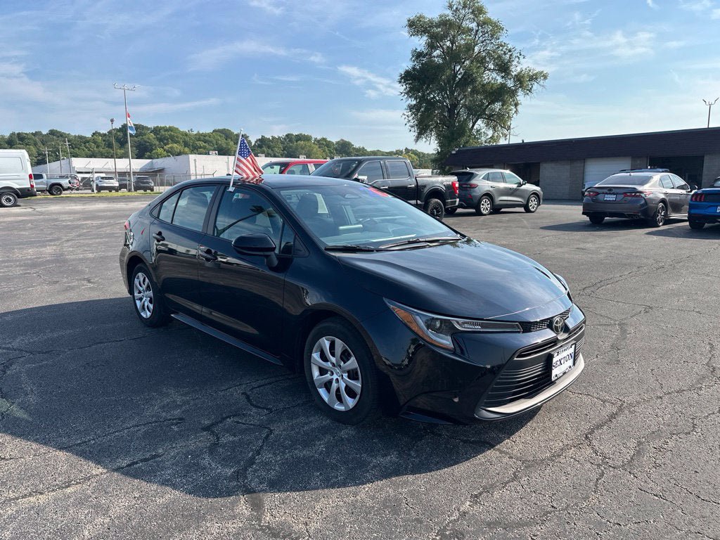 Used 2026 Toyota Corolla LE FWD image 3