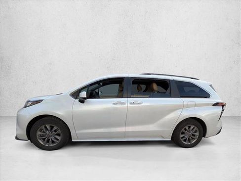 Used 2022 Toyota Sienna XLE image 2