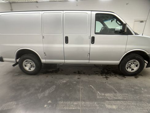 Used 2020 Chevrolet Express 2500 image 9