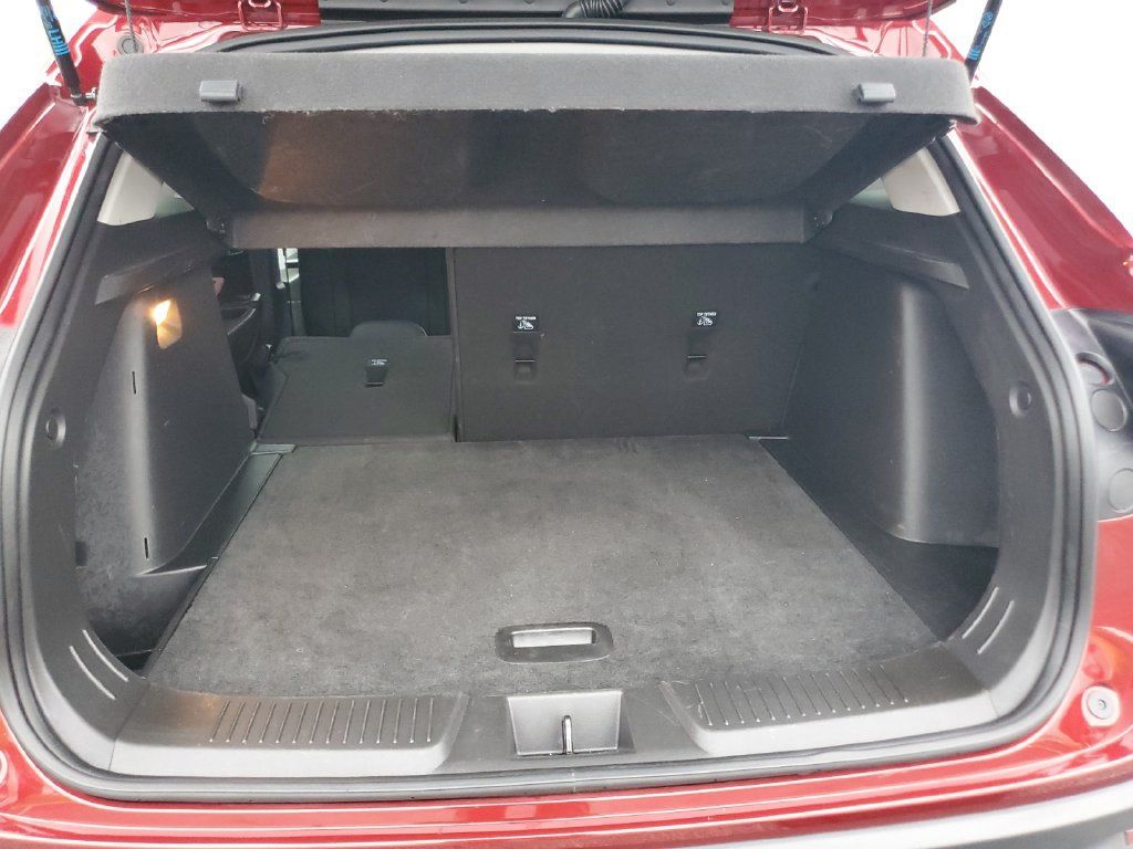 Used 2025 Chevrolet Trax LT FWD image 25