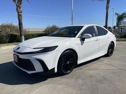 Used 2025 Toyota Camry SE w/ Convenience Package FWD image 1
