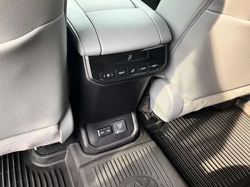 Used 2026 Toyota Highlander Limited AWD/4WD image 33