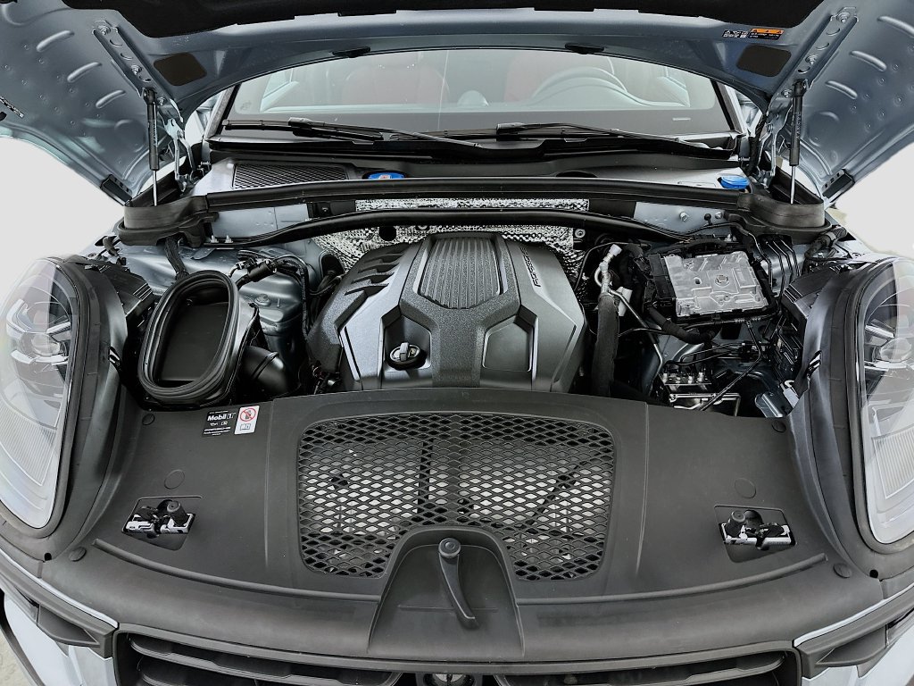 Certified 2025 Porsche Macan AWD/4WD image 32