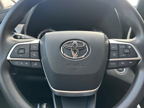 Certified 2022 Toyota Highlander L image 28