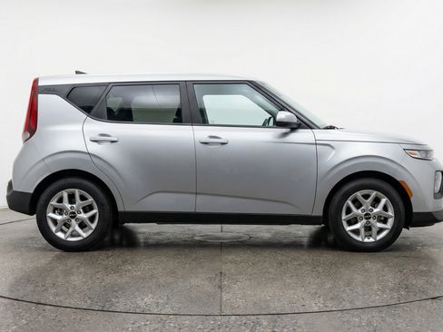 Used 2025 Kia Soul LX w/ LX Technology Package FWD image 11