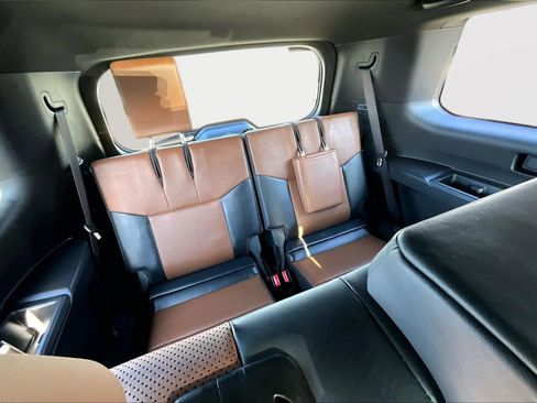 Used 2024 Lexus GX 550 w/ Accessory Package (Z1) image 18