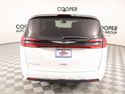 Used 2024 Chrysler Pacifica Touring-L image 21