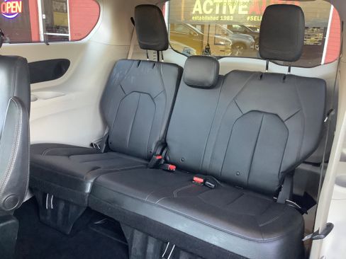 Used 2020 Chrysler Pacifica Touring-L Plus image 13