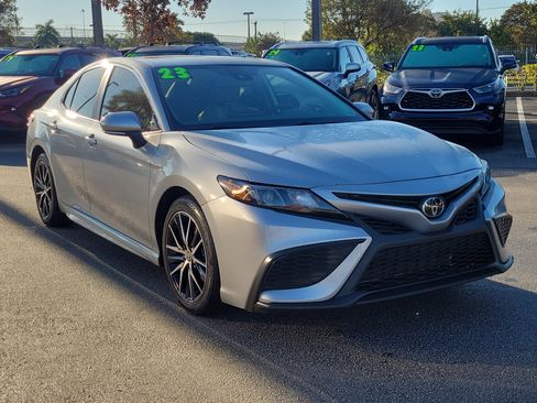 Used 2023 Toyota Camry SE image 3