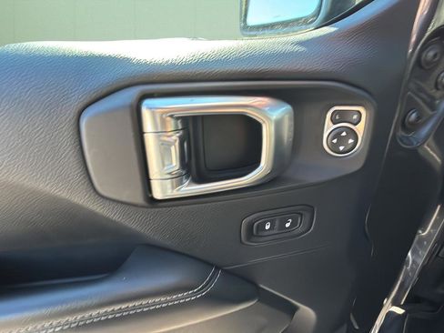 Used 2018 Jeep Wrangler Unlimited Sahara image 16